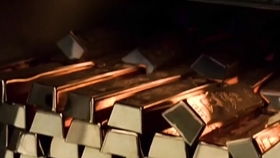 特種部隊用星際之門穿越外星球,大戰狗頭外星人,炸毀金字塔飛船